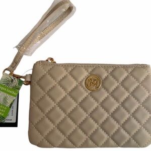 NWT BADGLEY MISKCA  Quilted Beige Wristlet